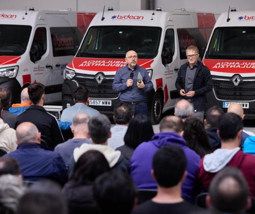 Alberto Lafuente, director gerente de Bidean, y el director general de la Corporación Pública Empresarial de Navarra, Francisco Fernández, han dado la bienvenida a las personas que inician la sesión de acogida y formación.